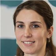 Estudiante de medicina da clases de materias de ciencias para bachillerato